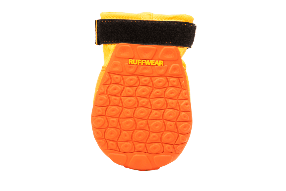 "Summit Trex™ Hundeschuhe mit rutschfester gelber und oranger Sohle für besseren Halt und schwarzem Klettband."