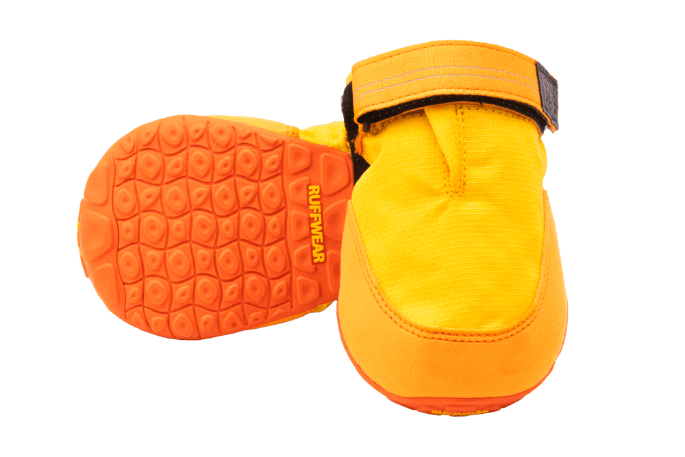 Leuchtend gelbe Summit Trex™ Hundeschuhe mit strapazierfähiger Oberseite und verstellbarem Klettverschluss für besten Halt.