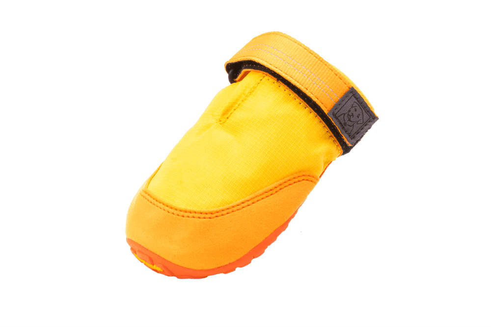 Gelber Summit Trex™ Hundeschuh mit orangefarbenen Akzenten, gepolstertem oberen Teil und verstellbarem Riemen.