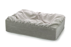 Grau gestreiftes Hundebett mit erhöhtem Rand, weich und plüschig, ideal für komfortable Ruhezeiten.