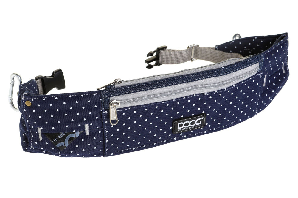 Blaue DOOG Gürteltasche mit weißen Punkten, verstellbarem Riemen und Reißverschlusstaschen, aus strapazierfähigem Material.