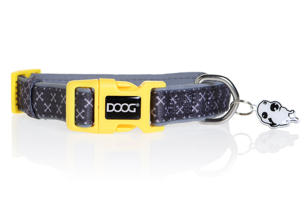 Stylisches Hundehalsband aus Neopren in dunklen Farben mit Gespenst-Anhänger und gelber Schnalle.