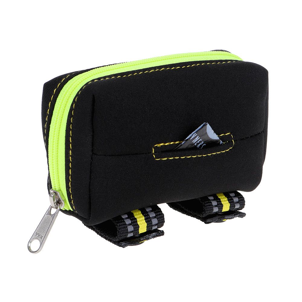 Kompakte DOOG Kotbeutel-Tasche in Schwarz mit gelbem Reißverschluss und farbigen Nähten, inklusive Rückenschlaufen.