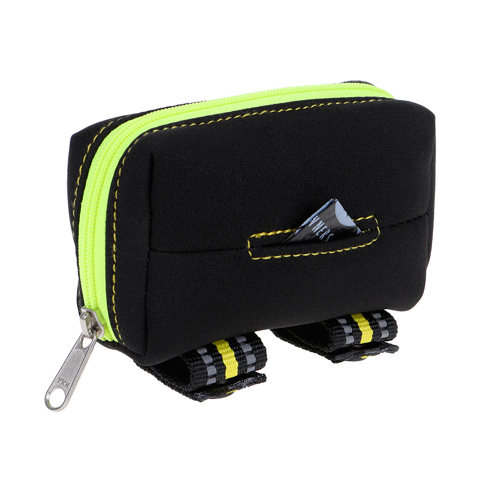 Kompakte schwarze DOOG Kotbeutel-Tasche mit gelben Nähten, Reißverschluss und Schlaufen zur Befestigung.