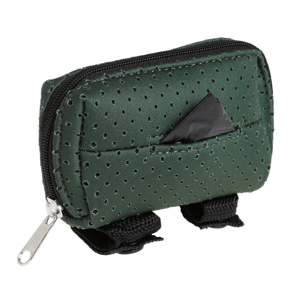 Grüne DOOG Kotbeutel-Tasche mit strukturiertem Material und Reißverschluss, ideal für den Spaziergang mit Hund.