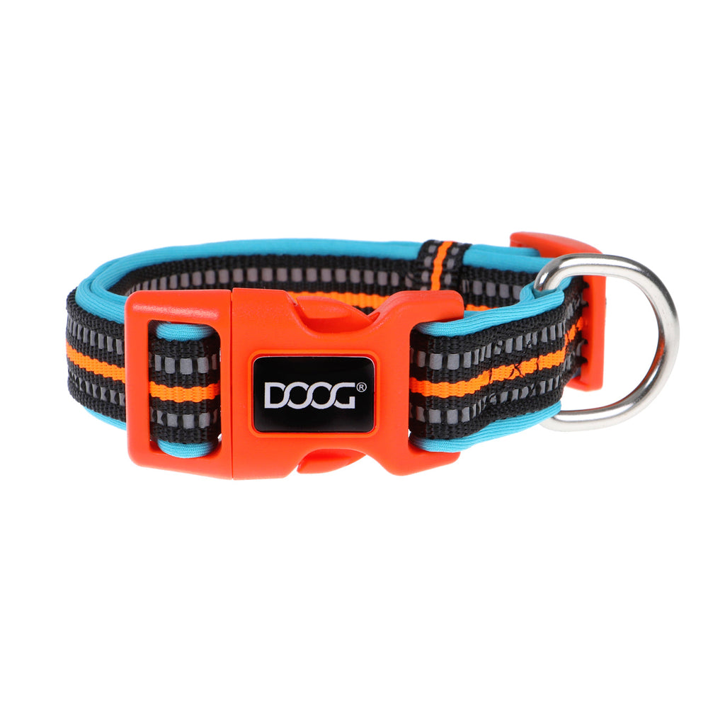 Schwarzes und blaues Neopren-Hundehalsband mit orange-gelben Streifen und leuchtendem Verschluss.