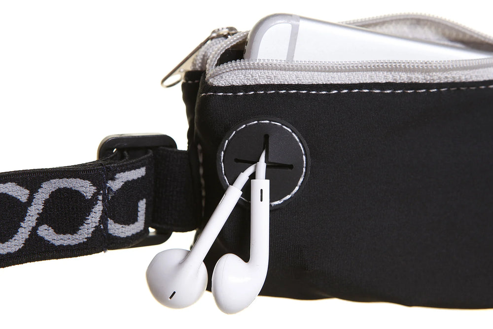 Schwarze Mini Gürteltasche mit Reißverschluss, weißen Kopfhörern und Logo-Gurt, ideal für unterwegs.
