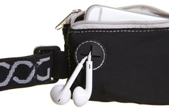 Schwarze Mini Gürteltasche mit Reißverschluss, weißen Kopfhörern und Logo-Gurt, ideal für unterwegs.