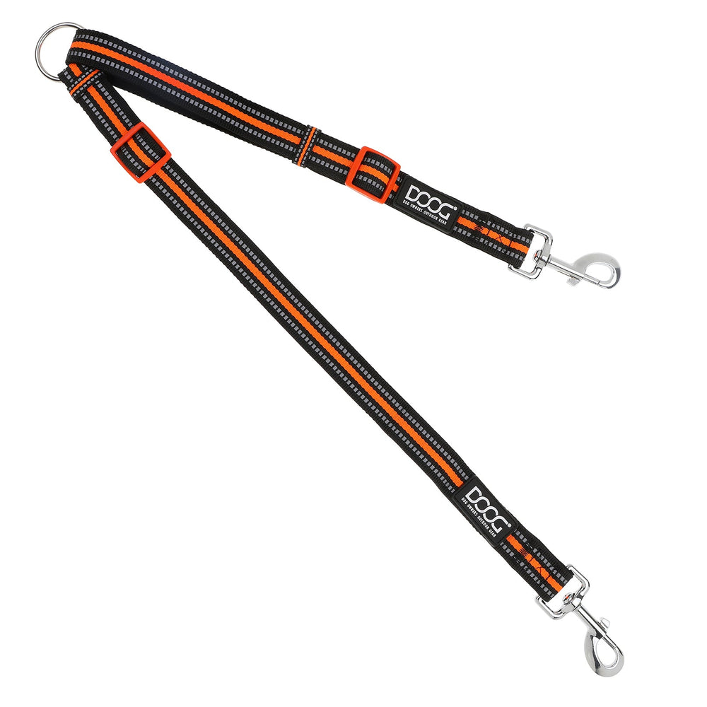 Gepolsterte DOOG 2-1 Leine in Schwarz mit orangefarbenen Nähten, ausgestattet mit robusten Metallkarabiner für Hunde.