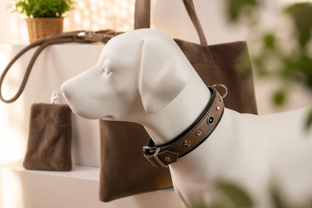 Elegantes Halsband Dark Diamond an schneeweißem Puppenkopf, modern eingerichteter Hintergrund mit braunem Zubehör.