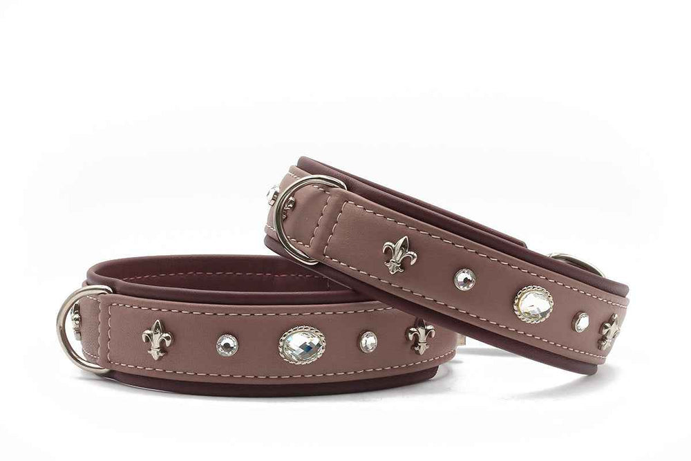 Zwei elegante Hundehalsbänder in Rosa-Braun mit Schmucksteinen und floralen Verzierungen, ausgestattet mit metallenen Schnallen.