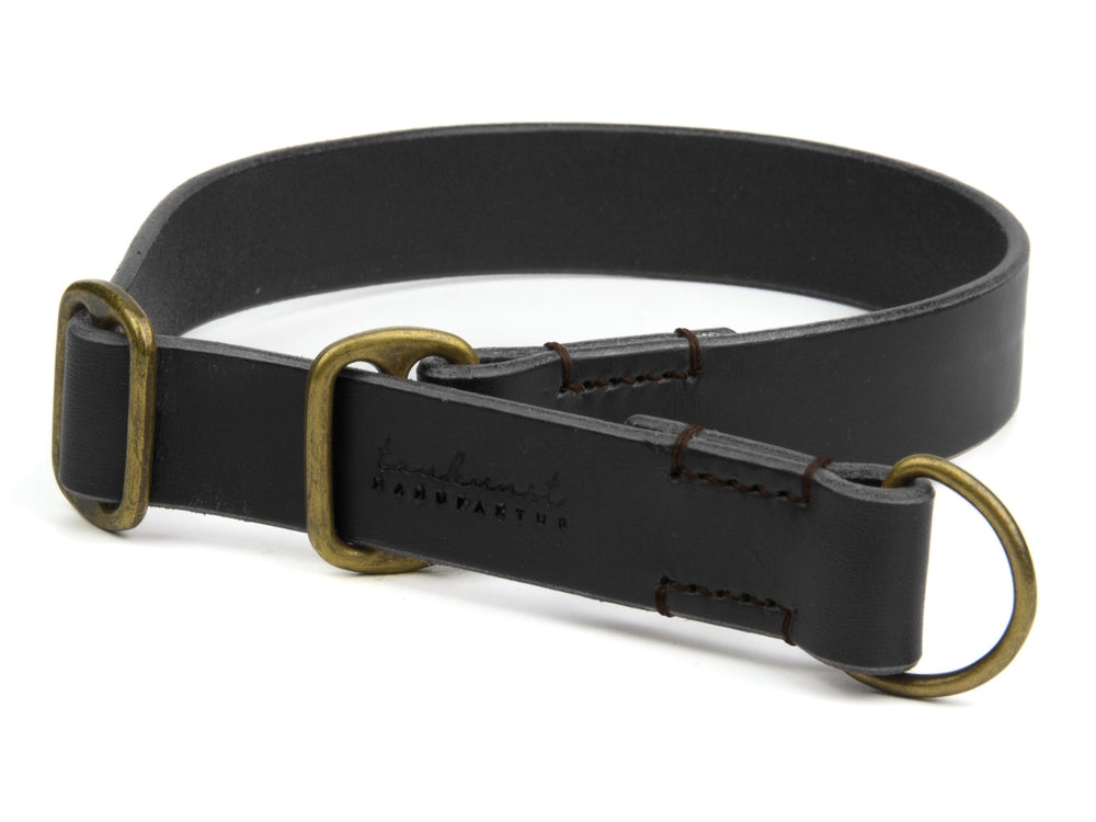 Schwarzes Lederhalsband mit eleganten Bronzeschnallen und D-Ring-Öse, hochwertig verarbeitet und stilvoll gestaltet.
