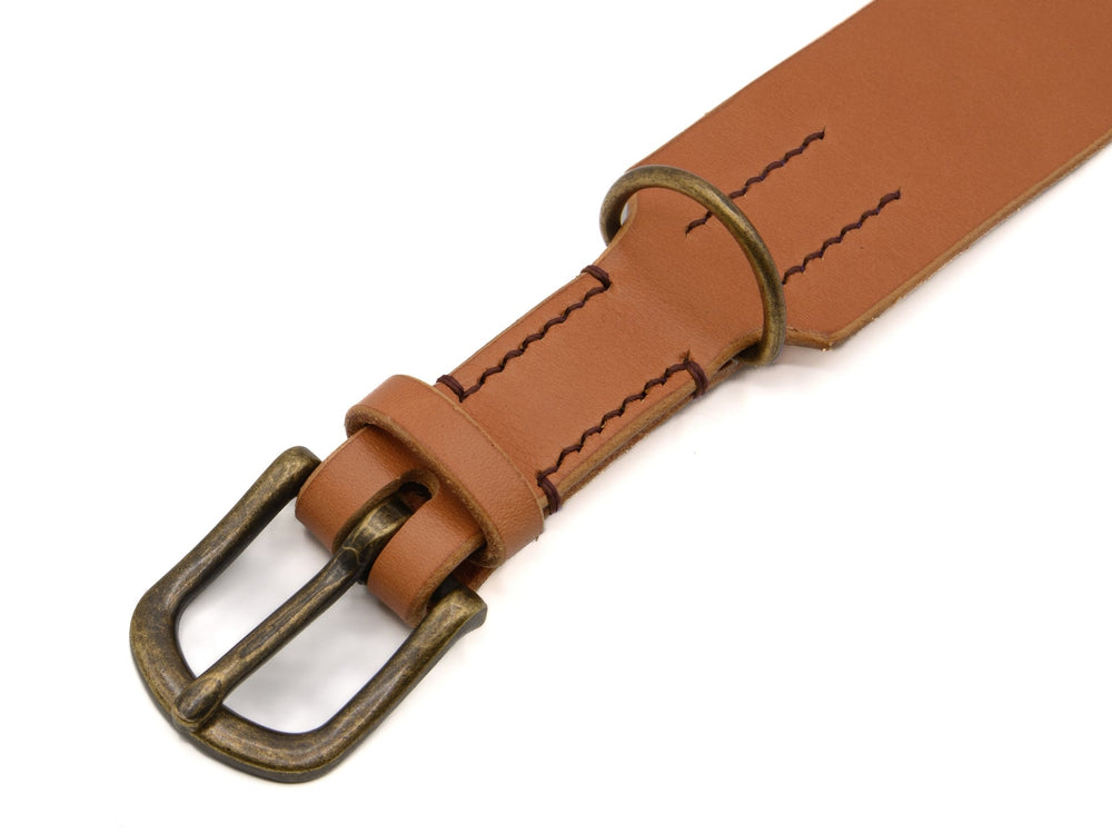 Hellbrauner Lederhalsband Waldgeist mit bronzefarbenen Schnalle und sorgfältiger Verarbeitung für stilvolle Tieraccessoires.