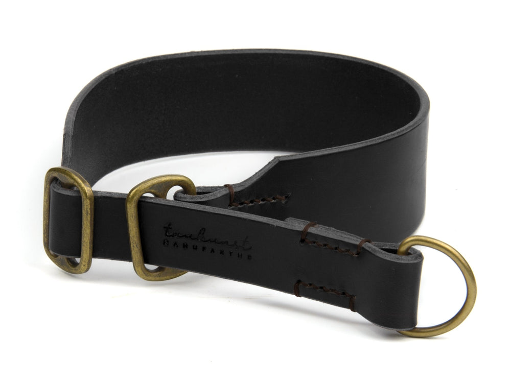 Schwarzes Lederhalsband mit D-Ringen und Prägung "entlant" für Hunde, stilvoll und robust.