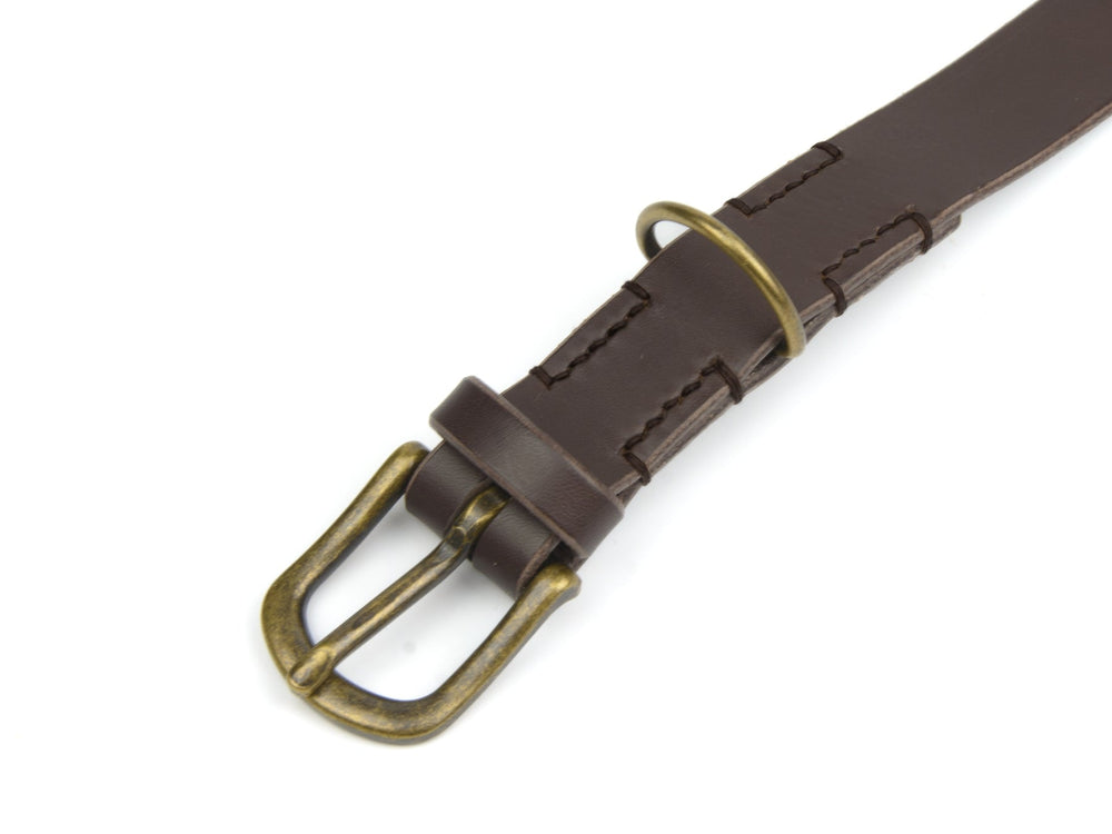 Braunes Lederhalsband WALDGEIST mit goldfarbener Metallschnalle und Halbring, hochwertig und elegant verarbeitet.