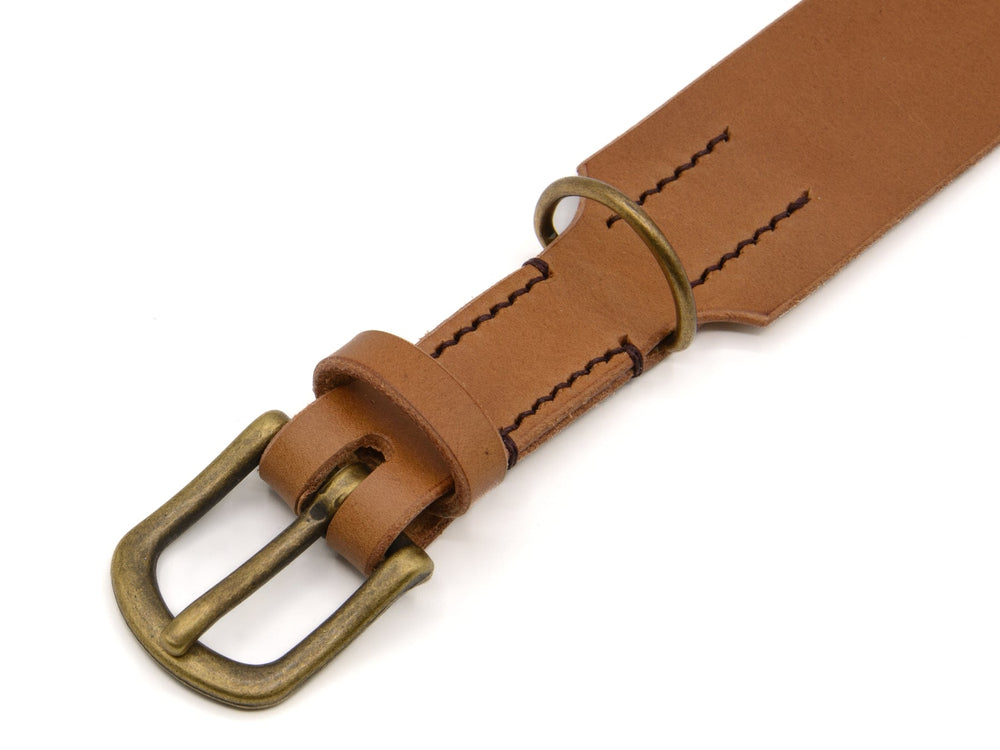 Braunes Lederhalsband "Waldgeist" mit antiquiertem Messingverschluss und handgenähter Struktur zur Befestigung.