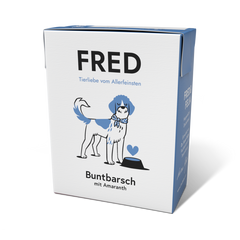 Verpackung von FRED Buntbarsch mit Amaranth, weiß und blau, mit Hund und Futternapf illustriert.