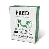 Verpackung von FRED Hundefutter mit Hirsch und Wildschwein, samt Illustration eines Hundes auf grünem Karton.