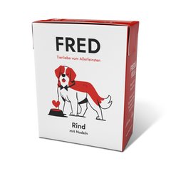 FRED Rind mit Nudeln Hundefutterverpackung mit Hund im Anzug und Futternapf, ideal für wählerische Hunde.