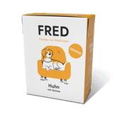 FRED Huhn (SENIOR) Nassfutter für ältere Hunde, unterstützt Vitalität, Mobilität und gesunde Verdauung. Verpackung mit Hund.