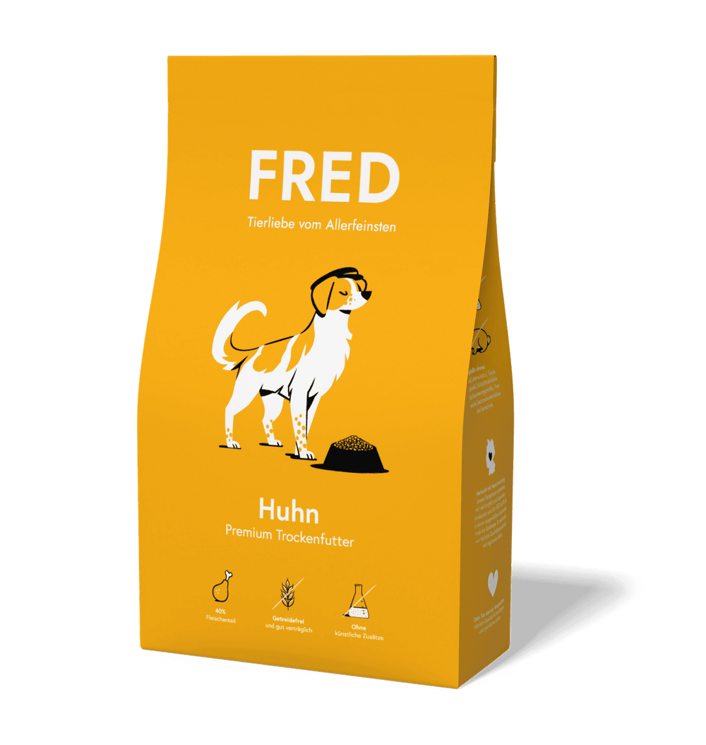 ALT-Tag für das Bild: Gelbe Verpackung von FRED Premium Trockenfutter Huhn mit stilisiertem Hund und Hinweis auf getreidefrei