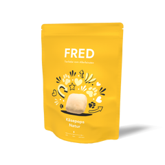 Gelbe Verpackung von FRED Käsepops Natur mit bunten Illustrationen und Herzsymbolen.