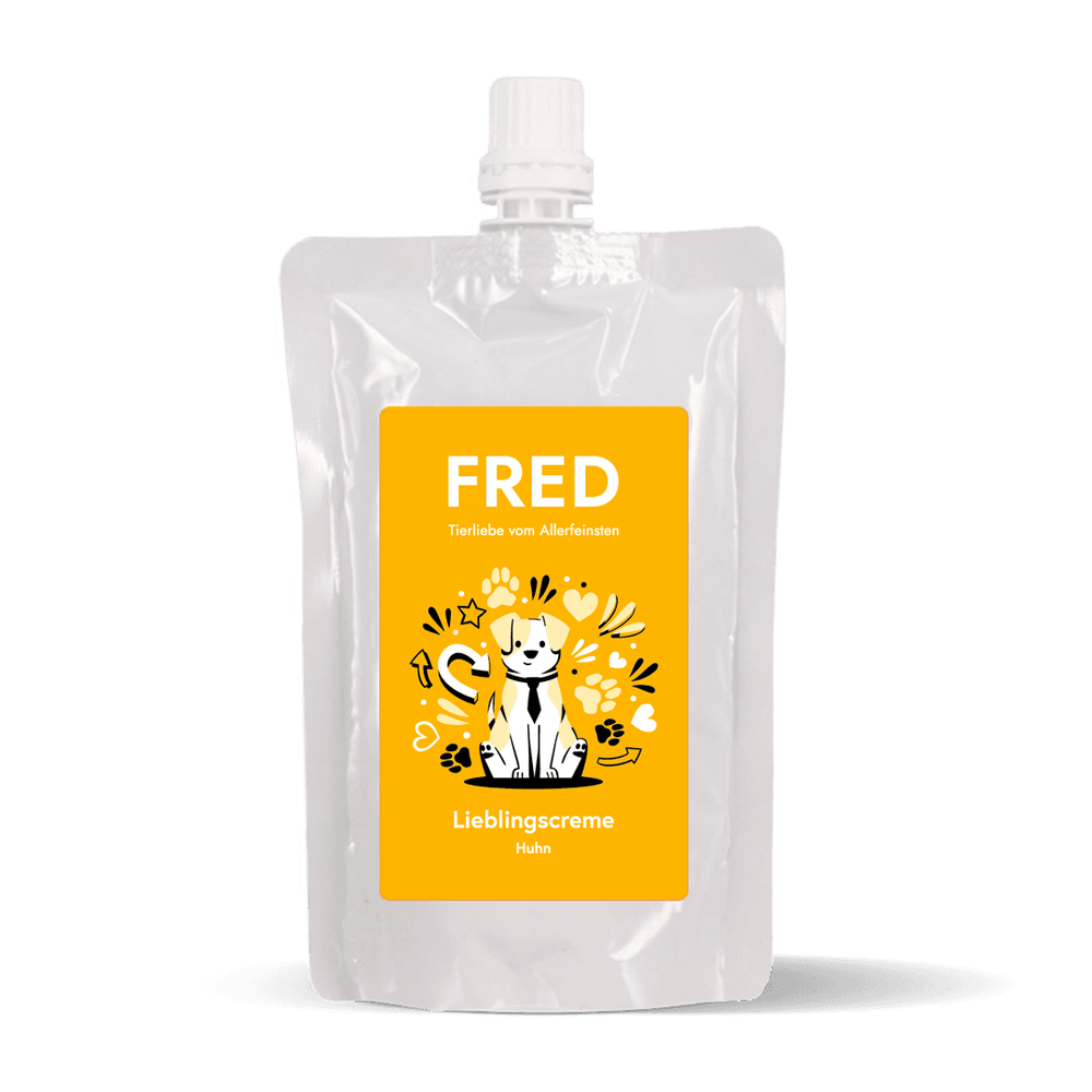 FRED Lieblingscreme Huhn 10er Set in gelbem Beutel mit Katzenmotiv für Hunde als cremigen Snack oder Futtertopping.