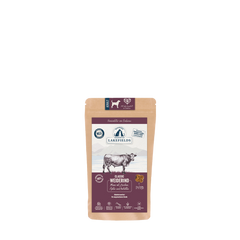 Braune Tüte mit Lakefields Hundefutter, Rind, zeigt Kuh, Qualitätszeichen und "neu"-Label. Ideal für adulte Hunde.