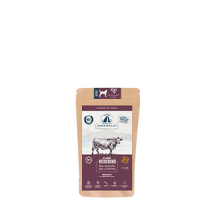 Braune Tüte mit Lakefields Hundefutter, Rind, zeigt Kuh, Qualitätszeichen und "neu"-Label. Ideal für adulte Hunde.