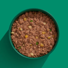 FELIA Hirsch Nassfutter in grüner Schüssel, cremige Fleischmasse mit Apfelstückchen für Katzen, proteinreiche Mahlzeit.