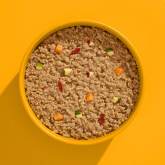 Nassfutter FRED Huhn (SENIOR) für ältere Hunde, unterstützt Vitalität und Gesundheit, mit Obst und bunten Zutaten.