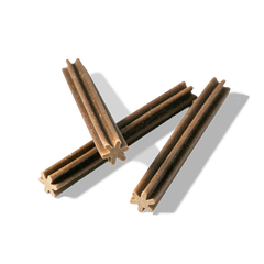 Braune FRED Dental Sticks mit sternförmigen Enden, angeordnet auf weißem Hintergrund.