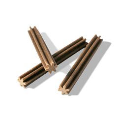 Braune FRED Dental Sticks mit sternförmigen Enden, angeordnet auf weißem Hintergrund.