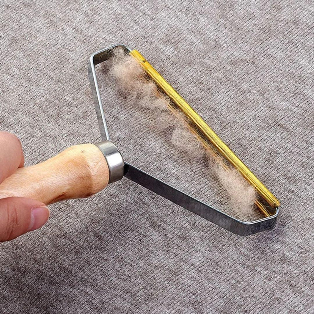 Haarentferner mit ergonomischem Holzgriff zur effektiven Entfernung von Tierhaaren und Fusseln von Stoffoberflächen.