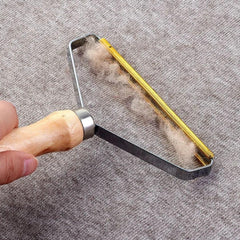 Haarentferner mit ergonomischem Holzgriff zur effektiven Entfernung von Tierhaaren und Fusseln von Stoffoberflächen.