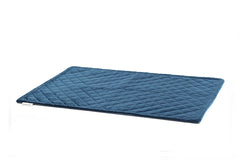 Dunkelblaue gesteppte Hundedecke Caro mit weicher, gepolsterter Oberfläche und markiertem Logo in der Ecke.