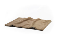 Beige Hundedecke aus Webpelz auf weißer Oberfläche, weich, flauschig und perfekt für gemütliche Momente.