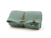 Gefaltetes Hundehandtuch 'Sparkle' in grün-blau mit strukturiertem Stoff, Holzknopf und Lederlabel. Perfekt für Hunde.