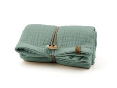 Gefaltetes Hundehandtuch 'Sparkle' in grün-blau mit strukturiertem Stoff, Holzknopf und Lederlabel. Perfekt für Hunde.