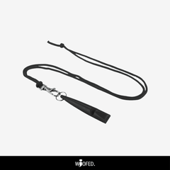 Schwarze Hundepfeife mit Kordelzug und Karabiner, befestigt an einem geflochtenen Halsband für das Hundetraining.
