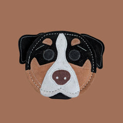 Buntes, genähtes Hundespielzeug in Form eines Rottweiler-Kopfs aus verschiedenen Stoffen in Naturtönen.