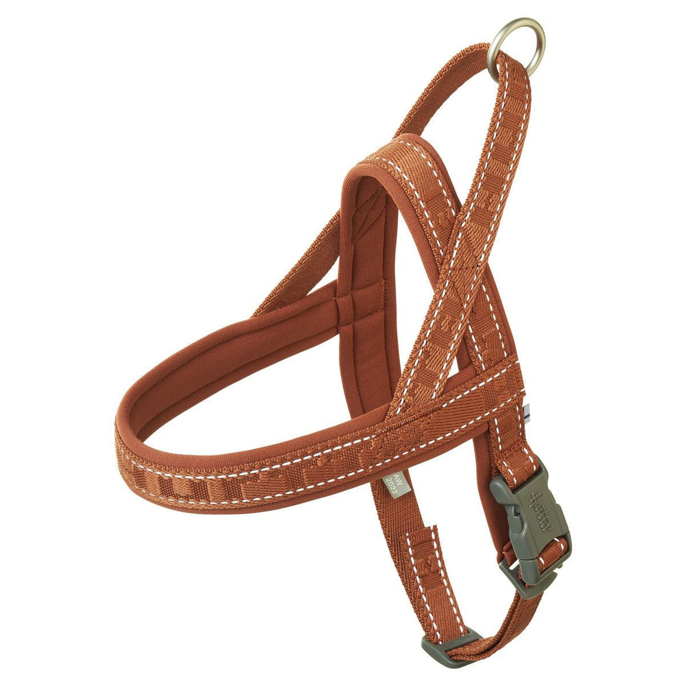 Braunes Hundegeschirr mit weißen Ziernähten, gepolstertem Material, Metallring und Kunststoffschnalle, ideal für Hunde-Ausflüge.