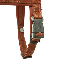 Braunes Hundegeschirr ECO mit Kunststoffverschluss, robusten Nähten und Flagge, ideal für täglichen Gebrauch.