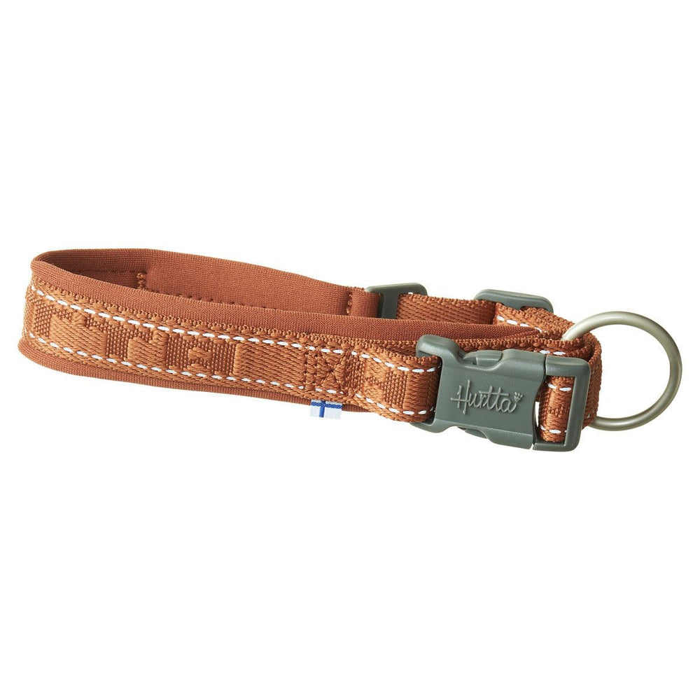 Braunes Hundehalsband mit Kunststoffverschluss, Metallring, reflektierenden Nähten und Flaggenetikett für mehr Sicherheit und Umweltbewusstsein.
