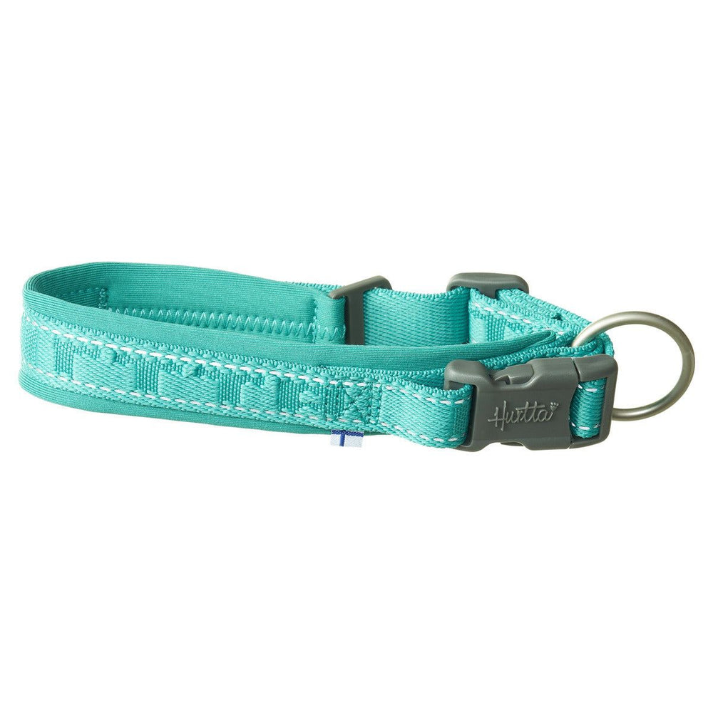 Türkisfarbenes Hundehalsband mit Metallring, Kunststoffverschluss, Schriftzug "Hurtta" - Modell Casual half ECO.