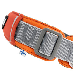 Orange Hundehalsband mit grauen Designelementen und strapazierfähigem Stoff, ideal für aktive Hunde.