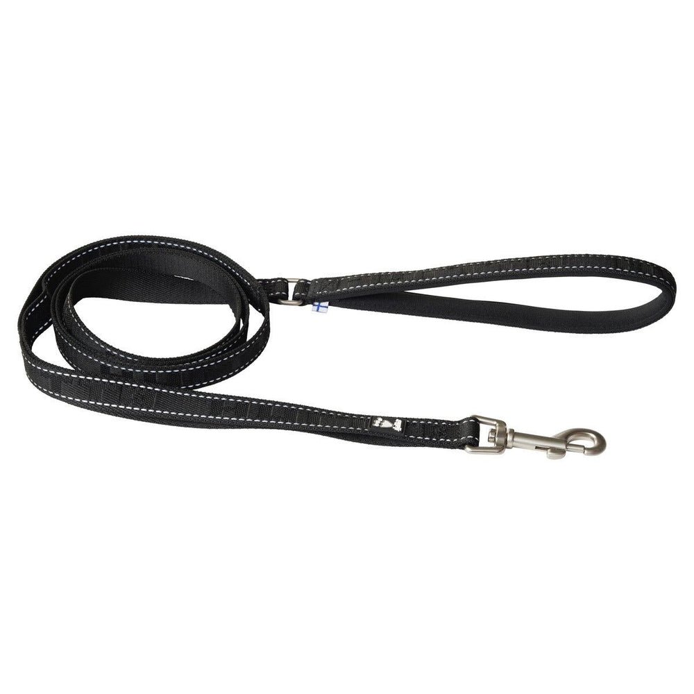 Schwarze ECO Hundeleine mit weißen Nähten, reflektierend, mit Metallkarabiner und Handschlaufe für sicheren Halt.