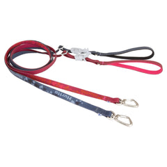 Hundeleine Mudventure Leash in Rot mit Aufdruck und Blau-Grau mit Muster, Metallkarabiner, Handschlaufen, verbunden. Ideal für Outdoor-Abenteuer.