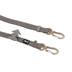 Graue Hundeleine Multilong mit Metallkarabinern, grünem "ECO"-Logo und Tannenbaum-Anhänger.