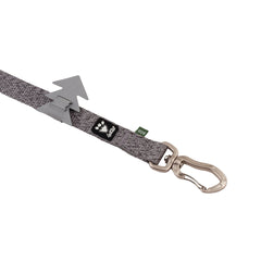 Graue Hundeleine mit Karabinerhaken und Baum-Schnalle, "ECO"-Etikett mit Pfotenabdruck, umweltfreundlich.